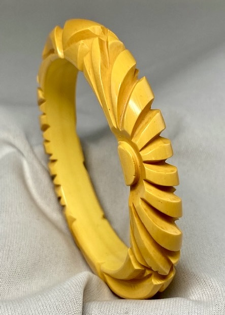 BB422 narrow flower and leaf carved maize bakelite bangle